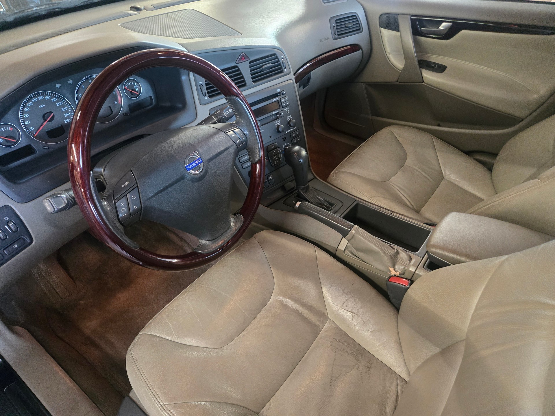 VOLVO V70 2.4-image-7