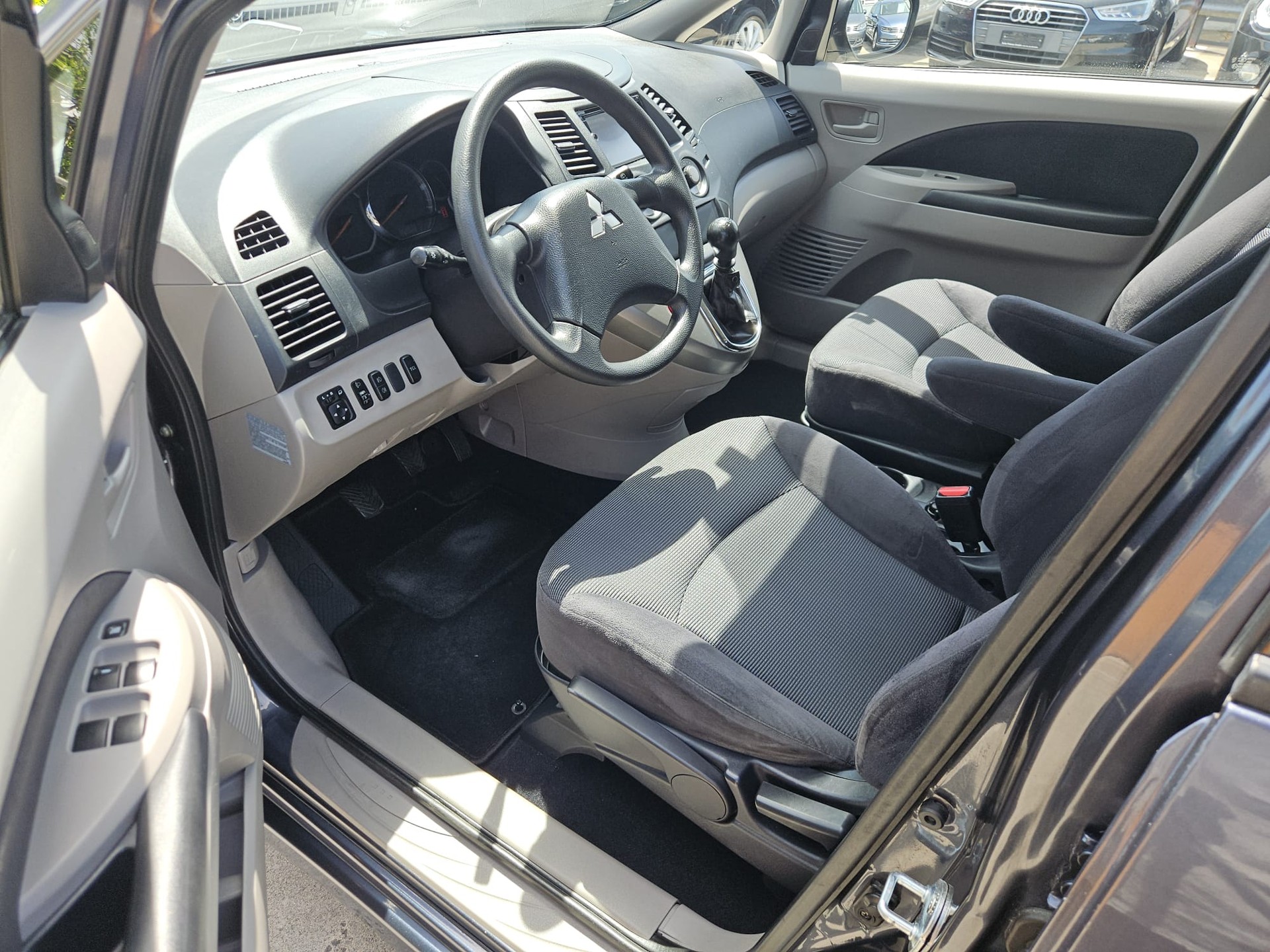 MITSUBISHI Grandis 2.0 16V DID Celebration 30-image-10
