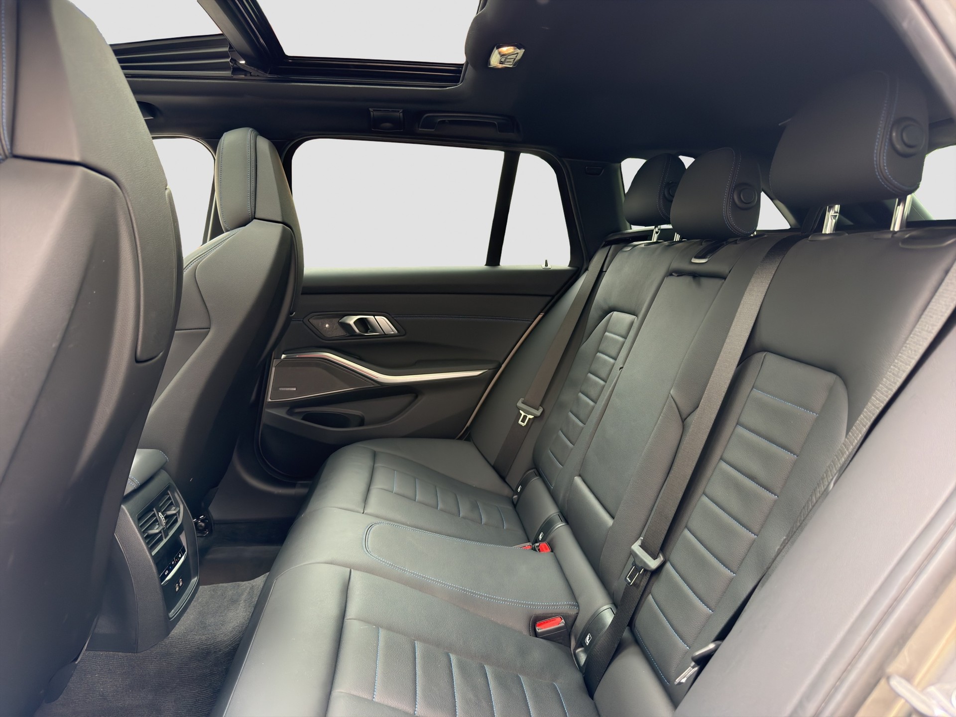 BMW M340i xDrive 48V Touring Steptronic-image-12
