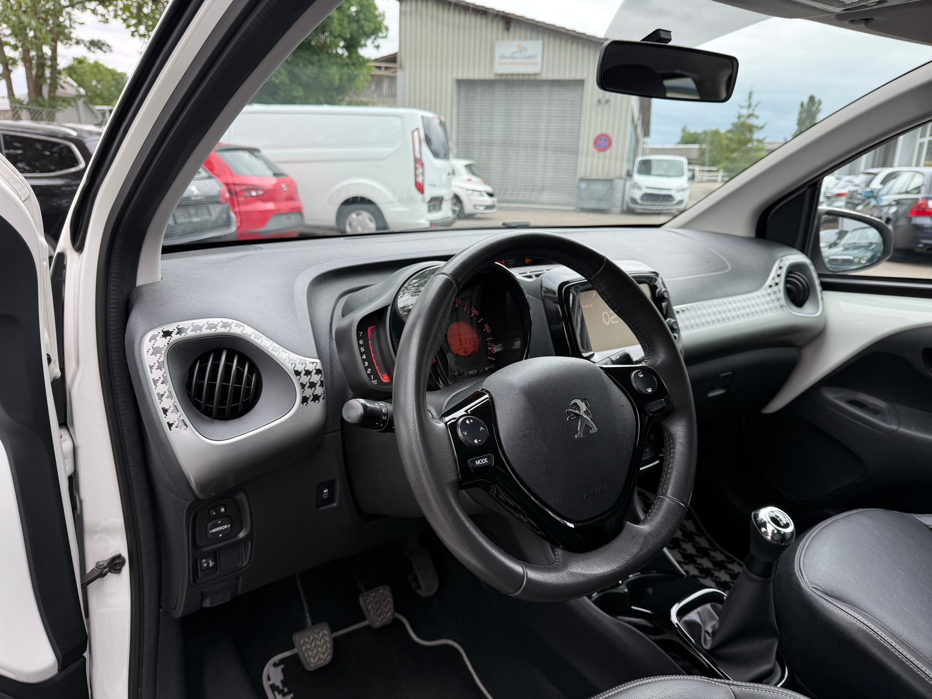 PEUGEOT 108 1.2 VTi Allure Top-image-5