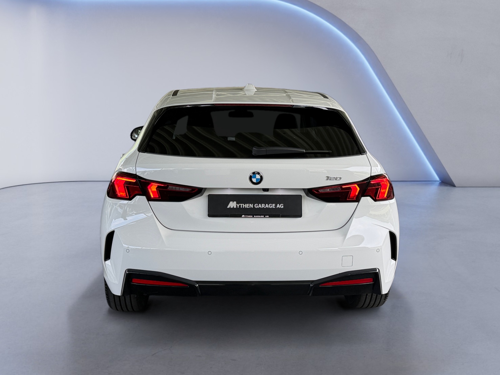 BMW 120i-showroom-element-3