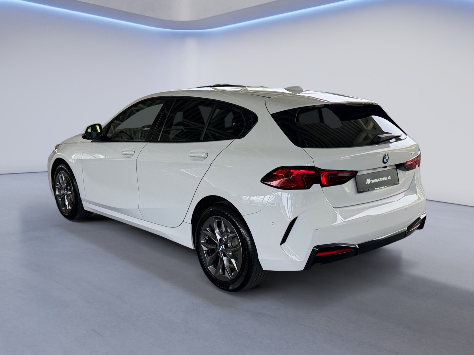 BMW 120i-showroom-element-2