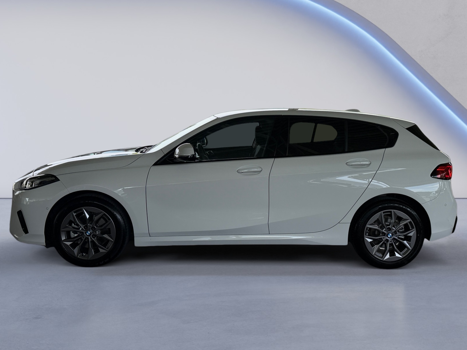 BMW 120i-showroom-element-1
