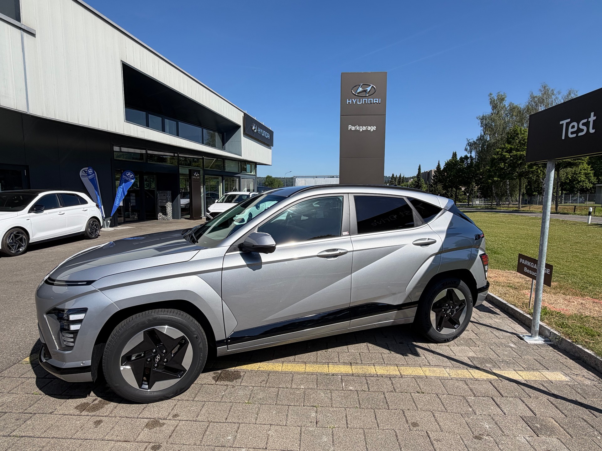 HYUNDAI Kona EV 65.4 kWh Amplia-showroom-element-2