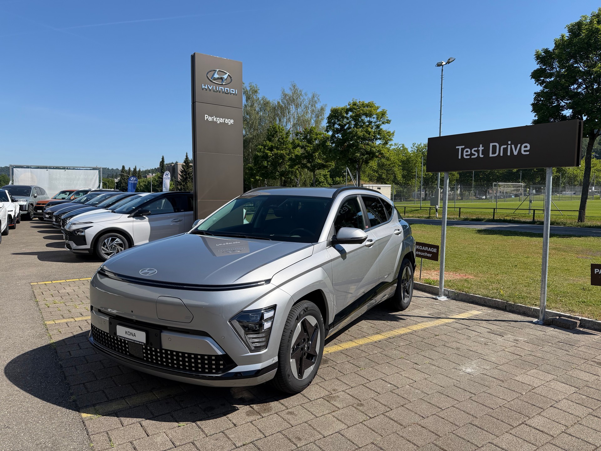 HYUNDAI Kona EV 65.4 kWh Amplia-showroom-element-1