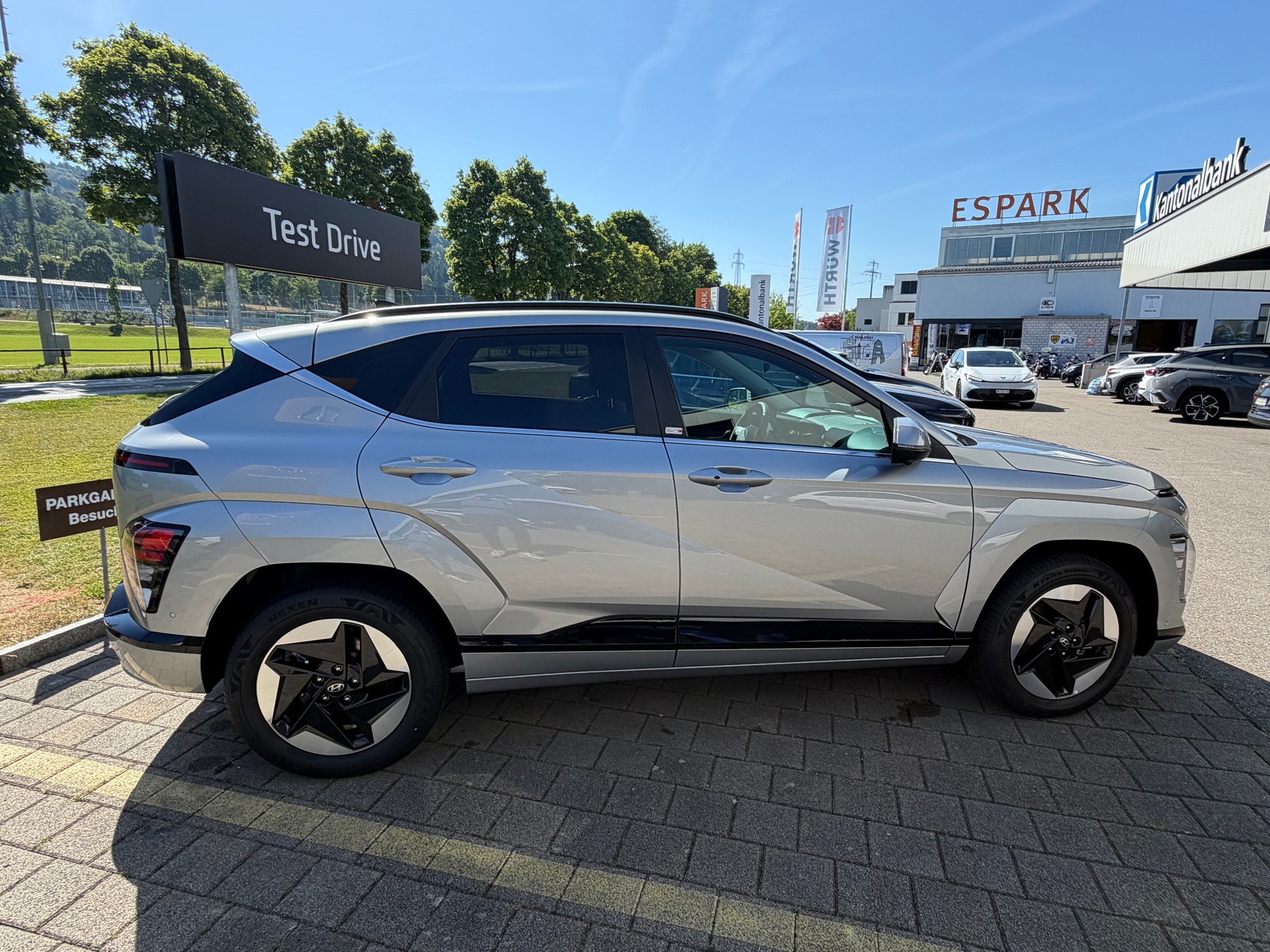 HYUNDAI Kona EV 65.4 kWh Amplia-image-4