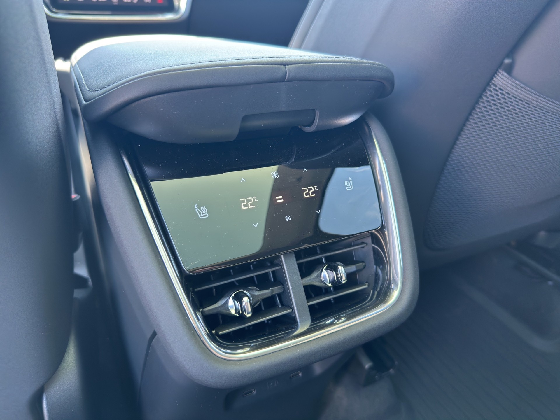 VOLVO EX90 Twin Ultra AWD-image-13