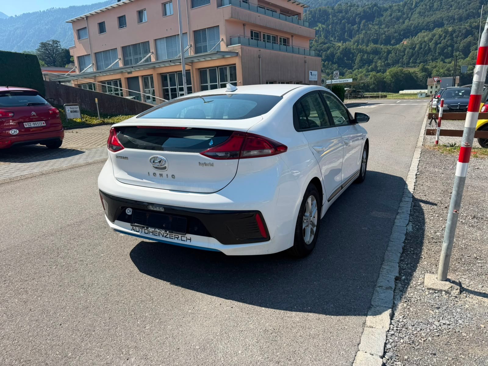HYUNDAI Ioniq 1.6 GDi HEV Launch Plus DCT-showroom-element-2