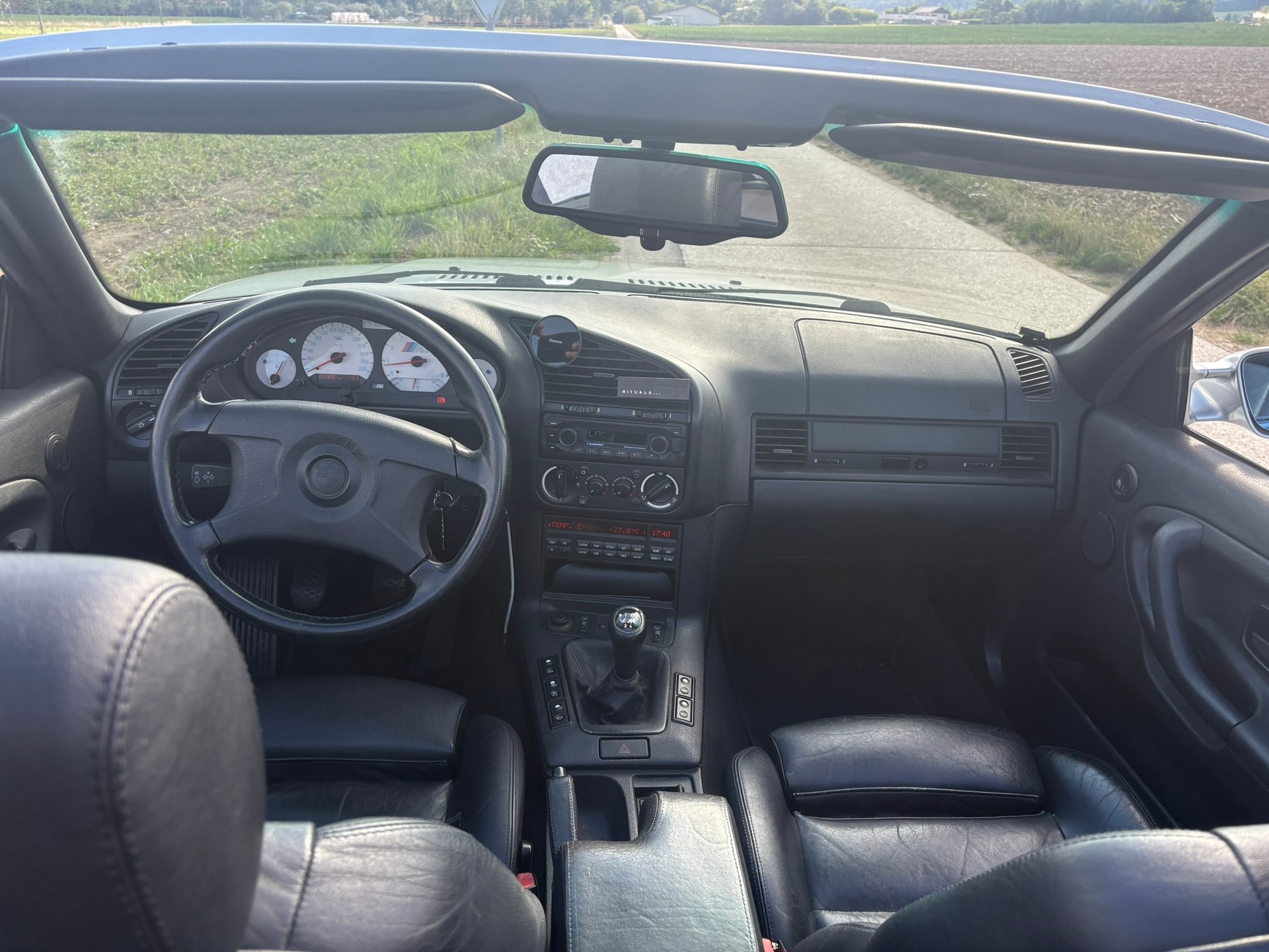 BMW M3 E36 Cabrio - Manuelle - Expertisée-image-14