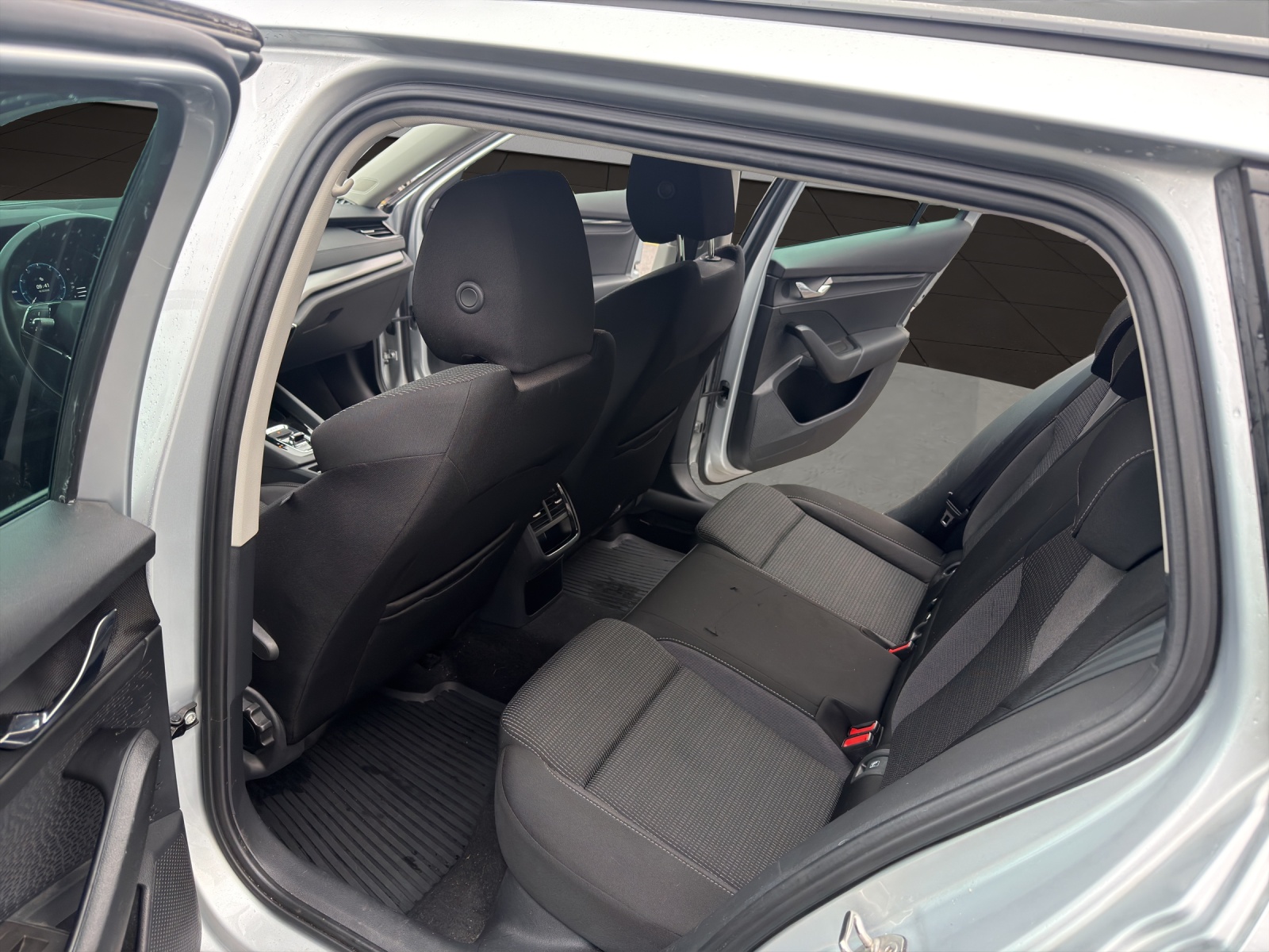 SKODA Octavia Combi 2.0 TDI DSG Ambition 4x4-image-19