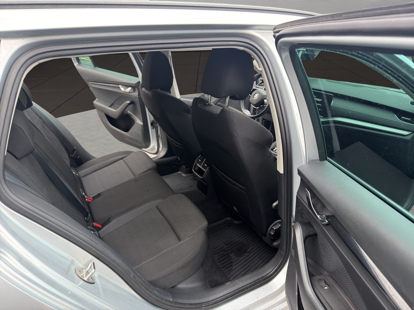SKODA Octavia Combi 2.0 TDI DSG Ambition 4x4-image-18