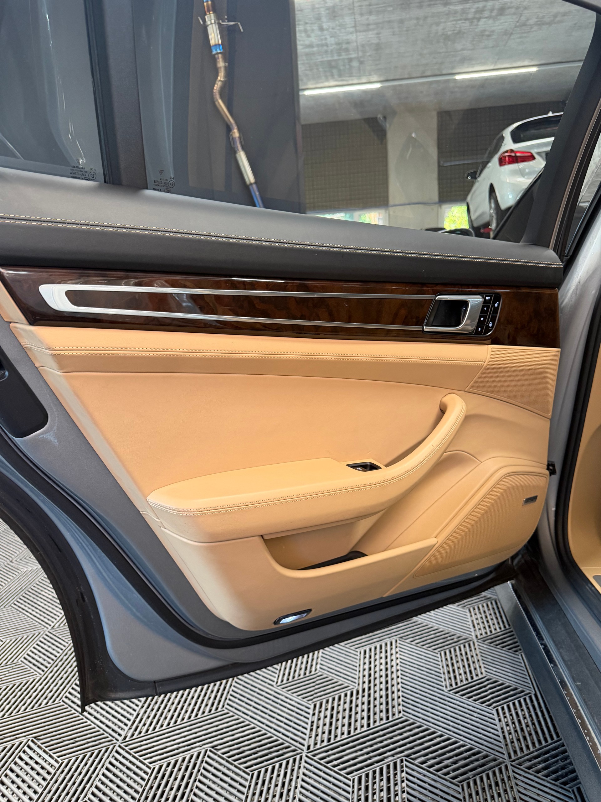 PORSCHE Panamera 4 E-Hybrid Executive PDK-image-19