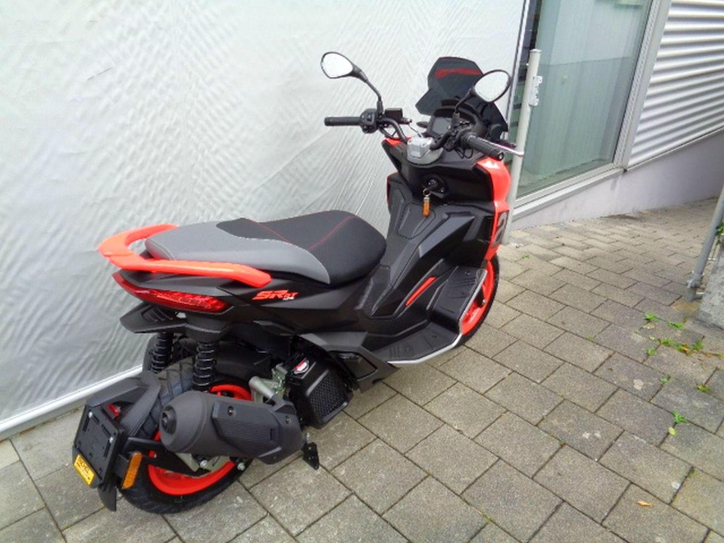 APRILIA SR GT 125 SPORT-image-1