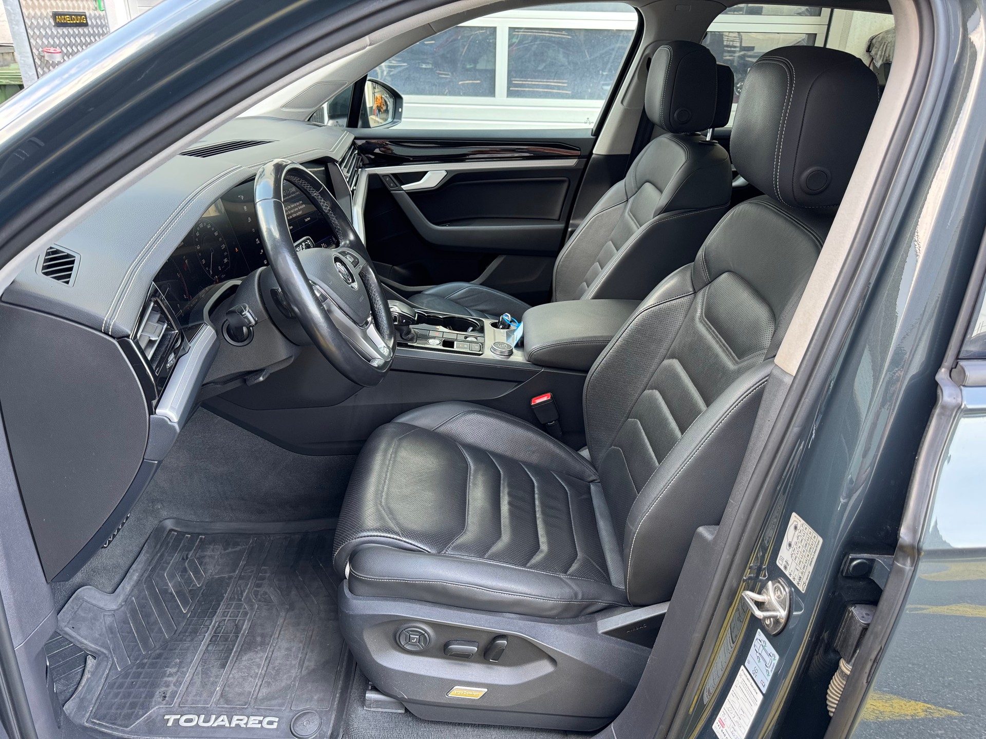 VW Touareg 3.0 TDI Elegance Tiptronic-image-8