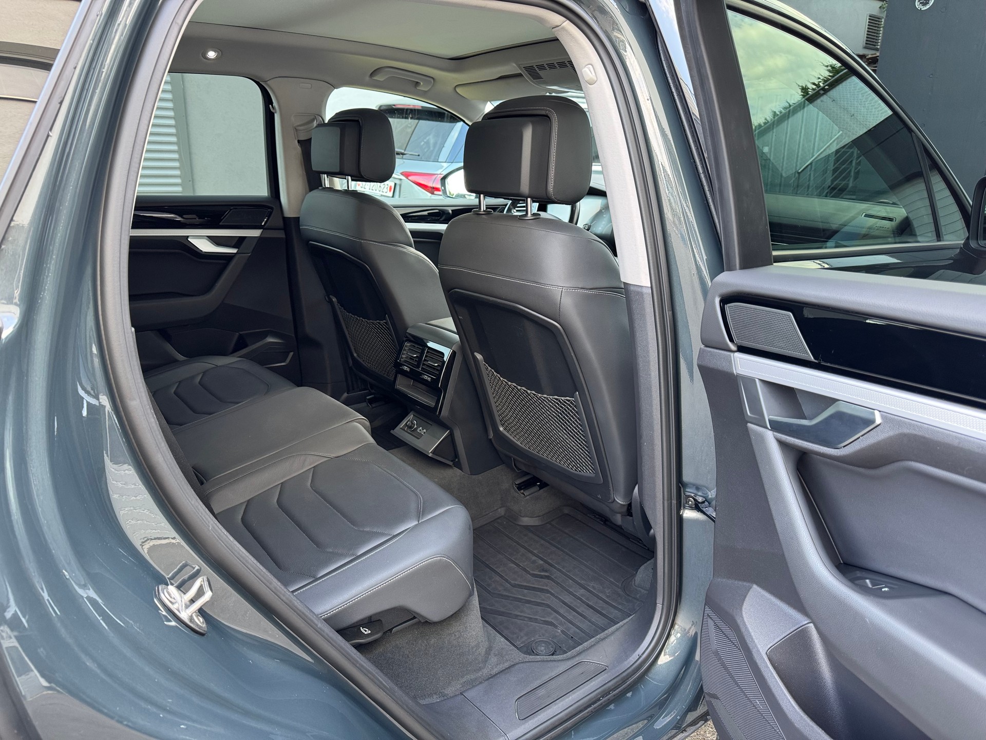 VW Touareg 3.0 TDI Elegance Tiptronic-image-11