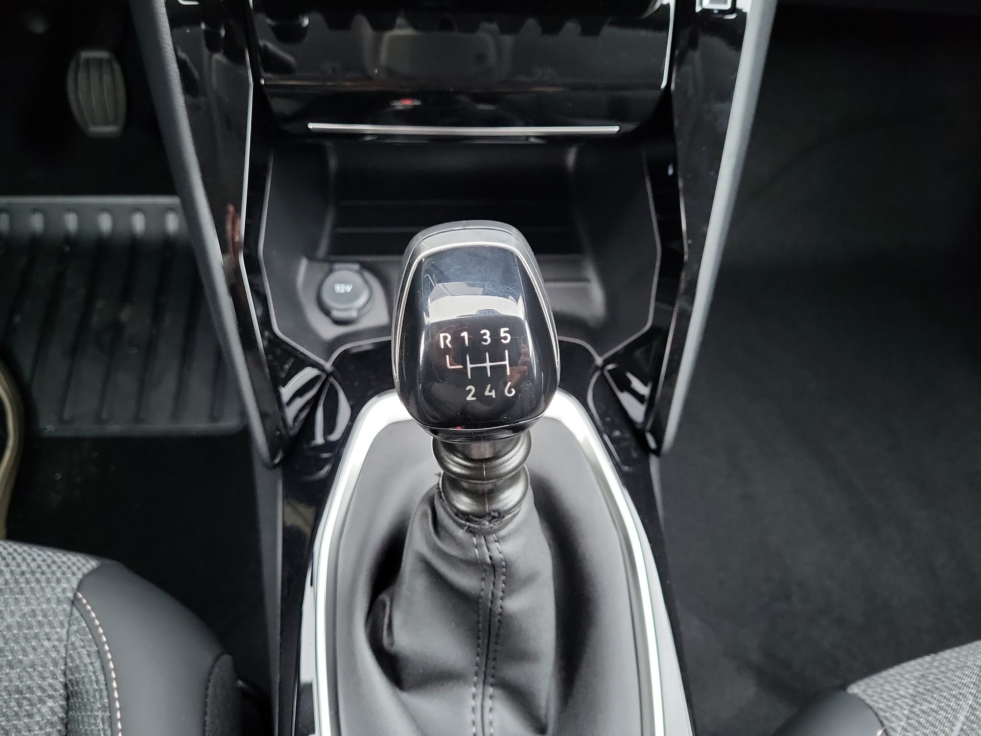 PEUGEOT 208 1.2 208 R-image-9