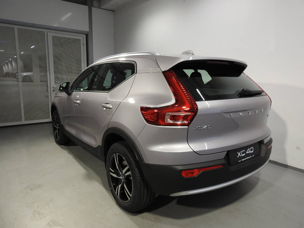 VOLVO XC40 2.0 B3 MH Core-showroom-element-3