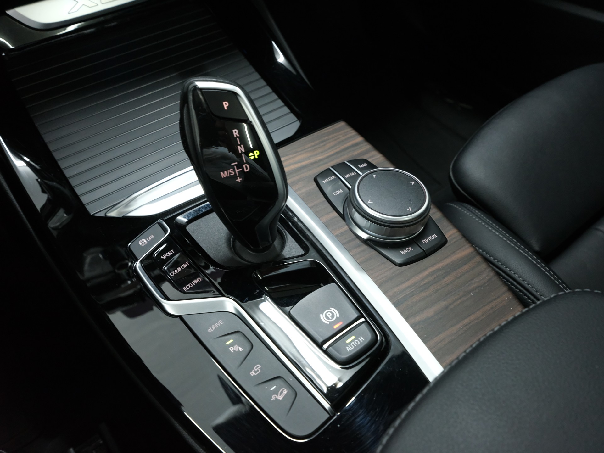 BMW X3 xDrive 30e Luxury Line *Panorama* *Anhängerkupplung* *360 Kamera*-image-18