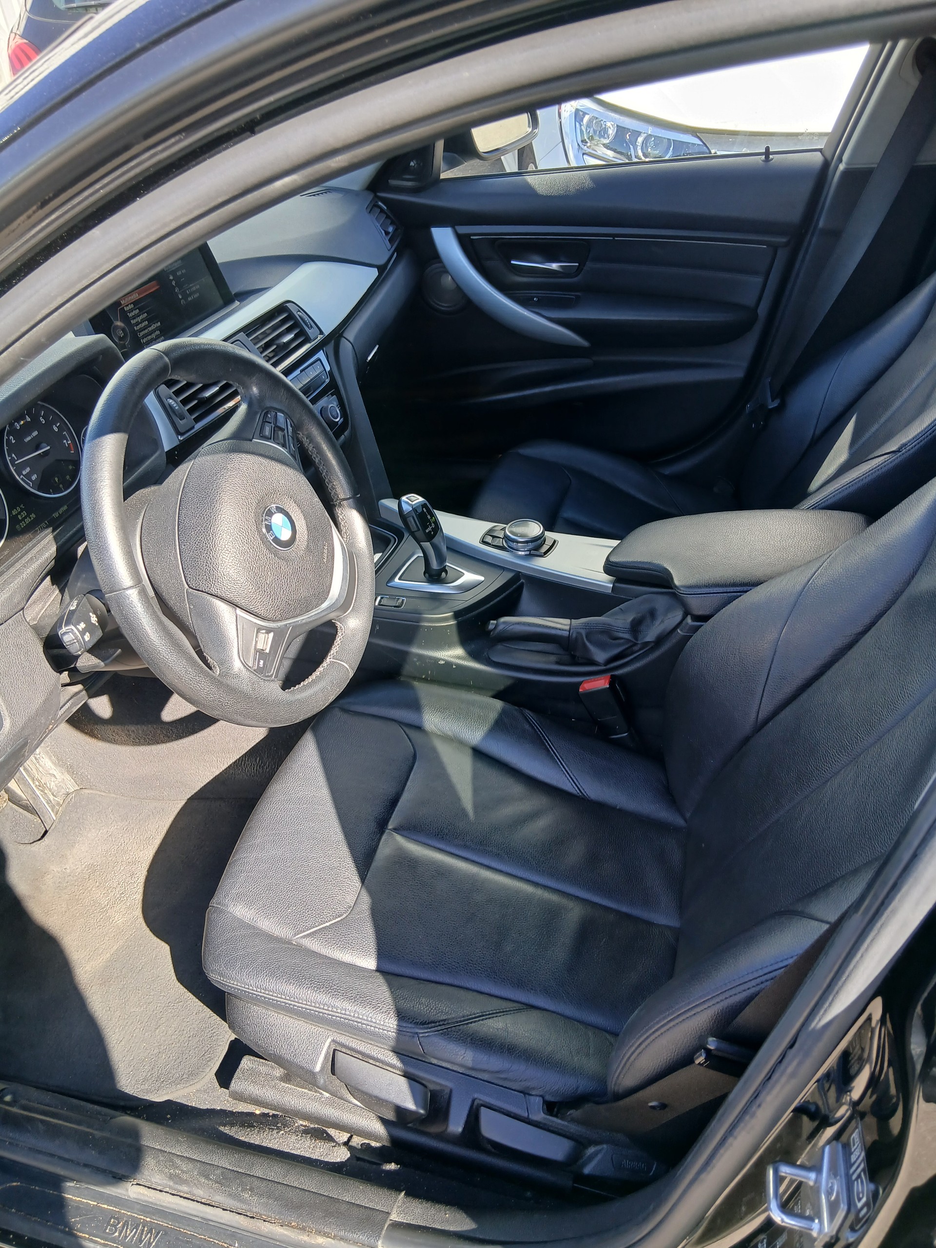 BMW 320i Touring Steptronic-image-10