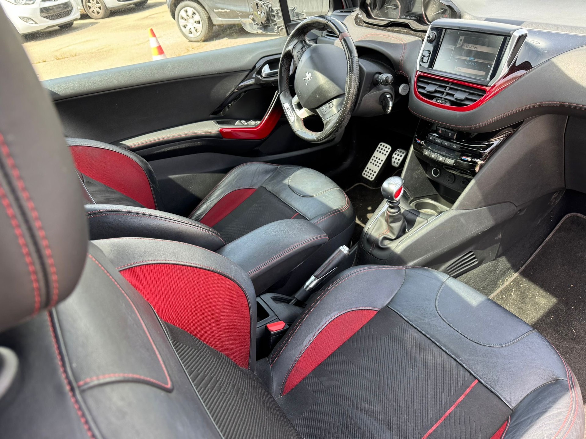 PEUGEOT 208 1.6 Turbo GTi-image-6