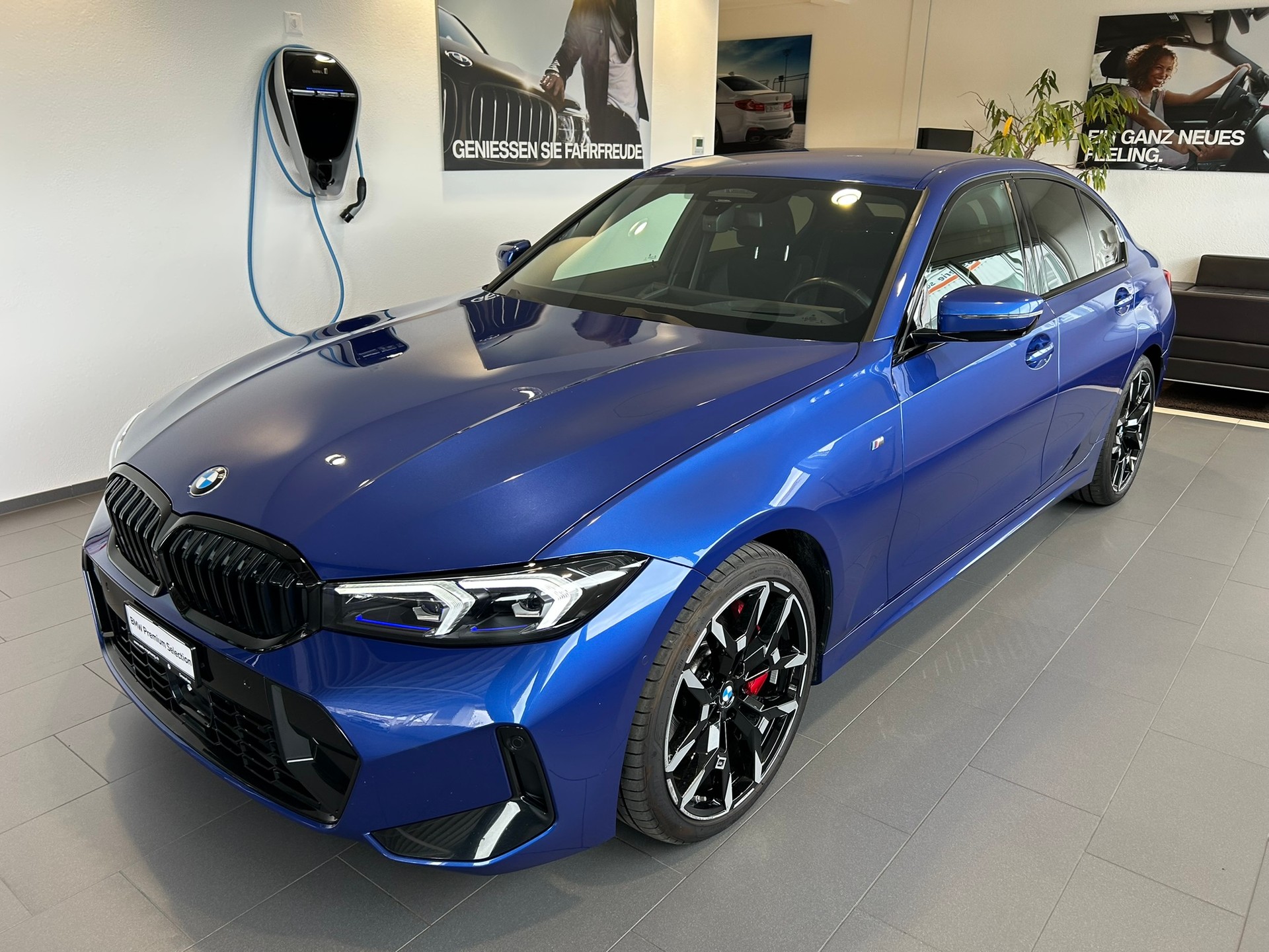 BMW 320d xDrive 48V Steptronic M Sport Pro-showroom-element-1