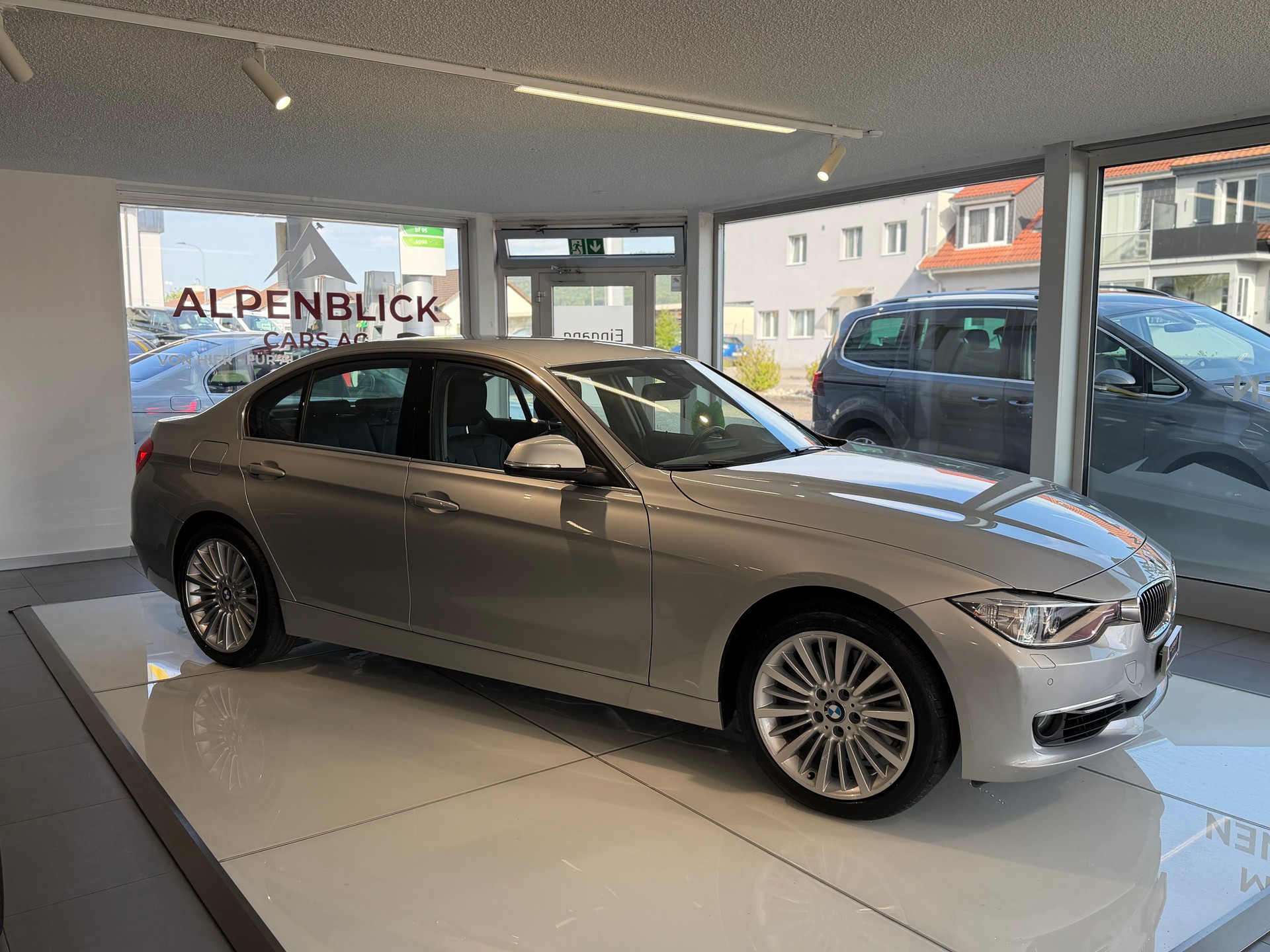 BMW 335i Luxury Line Steptronic-showroom-element-2