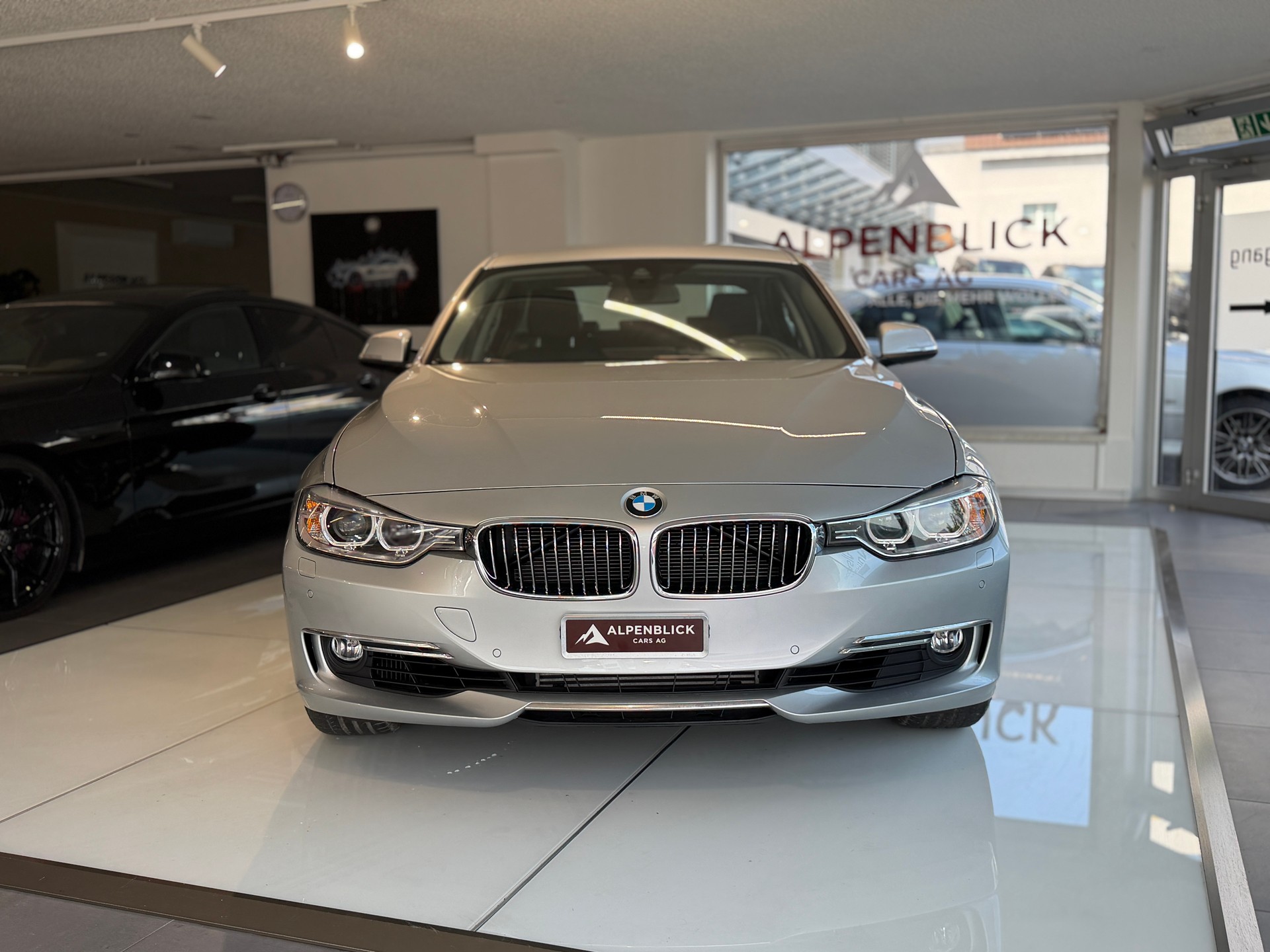 BMW 335i Luxury Line Steptronic-showroom-element-1