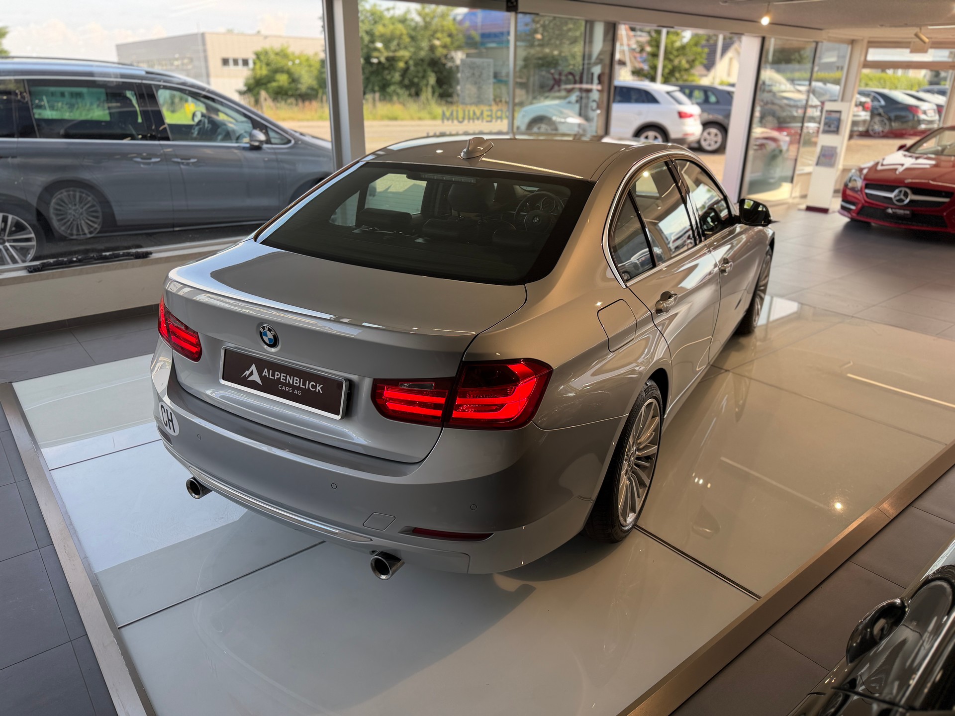 BMW 335i Luxury Line Steptronic-showroom-element-3