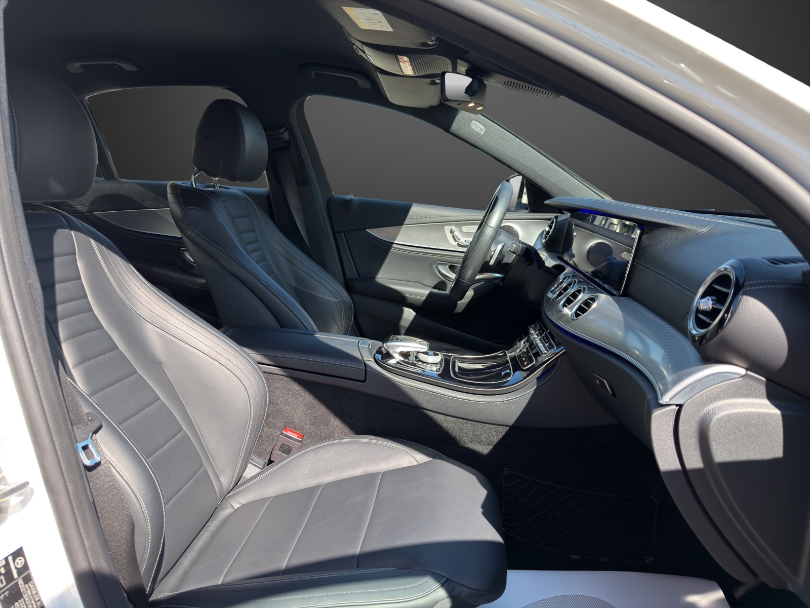 MERCEDES-BENZ E 200 AMG Line 4Matic 9G-Tronic-image-12