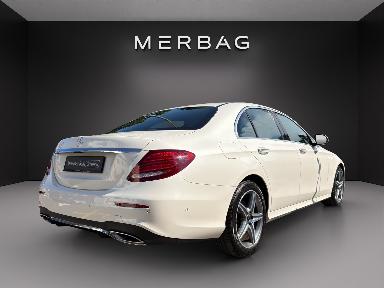 MERCEDES-BENZ E 200 AMG Line 4Matic 9G-Tronic-image-2