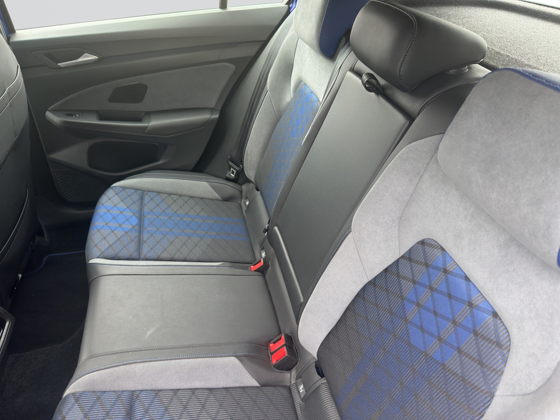 VW Golf 2.0 TSI R DSG 4Motion-image-8