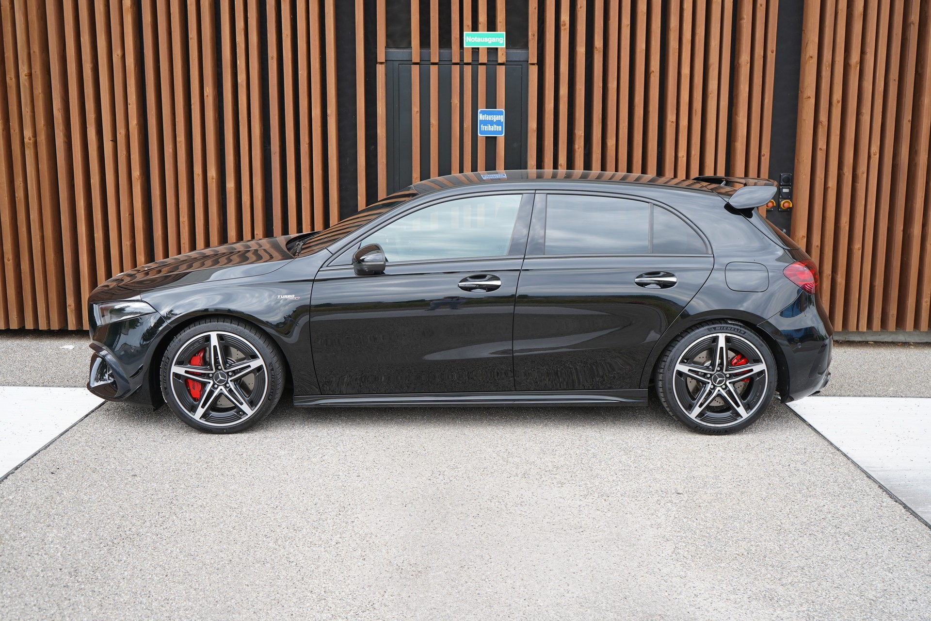 MERCEDES-BENZ A 45 S AMG 4MATIC+ SPEEDSHIFT AERO BLACK l 421 PS-showroom-element-3