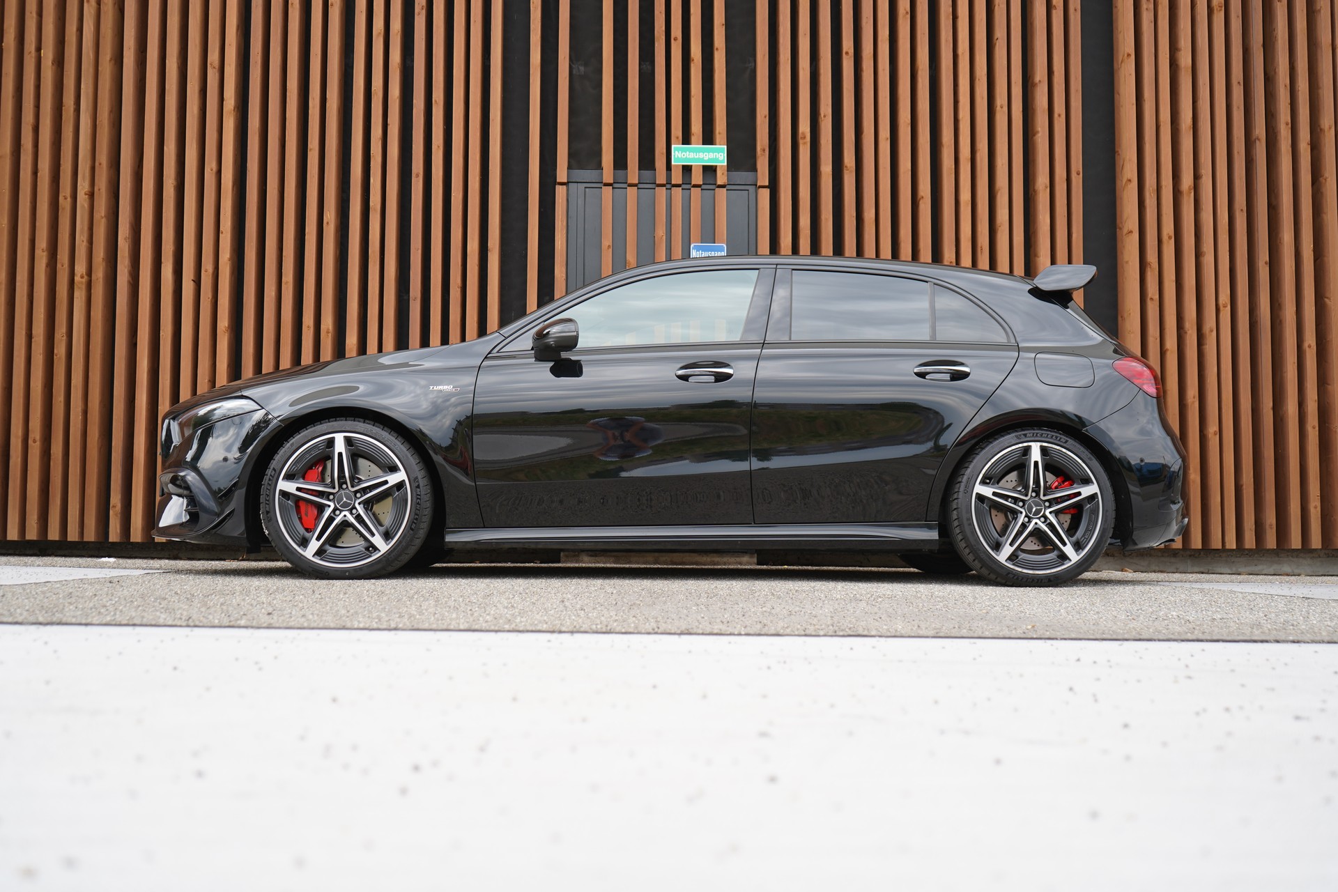 MERCEDES-BENZ A 45 S AMG 4MATIC+ SPEEDSHIFT AERO BLACK l 421 PS-showroom-element-1