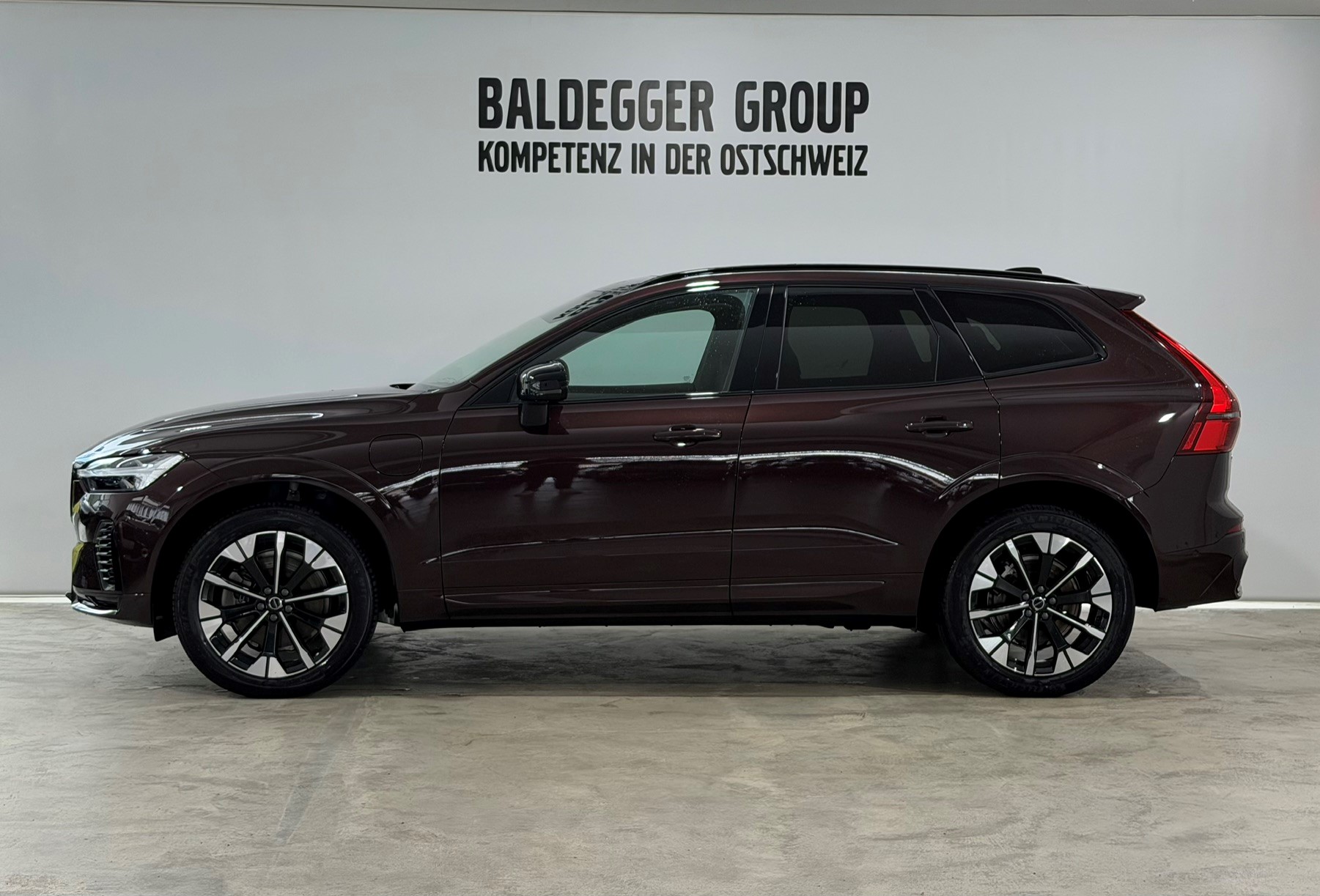 VOLVO XC60 2.0 T6 TE Ultra Dark eAWD-showroom-element-2