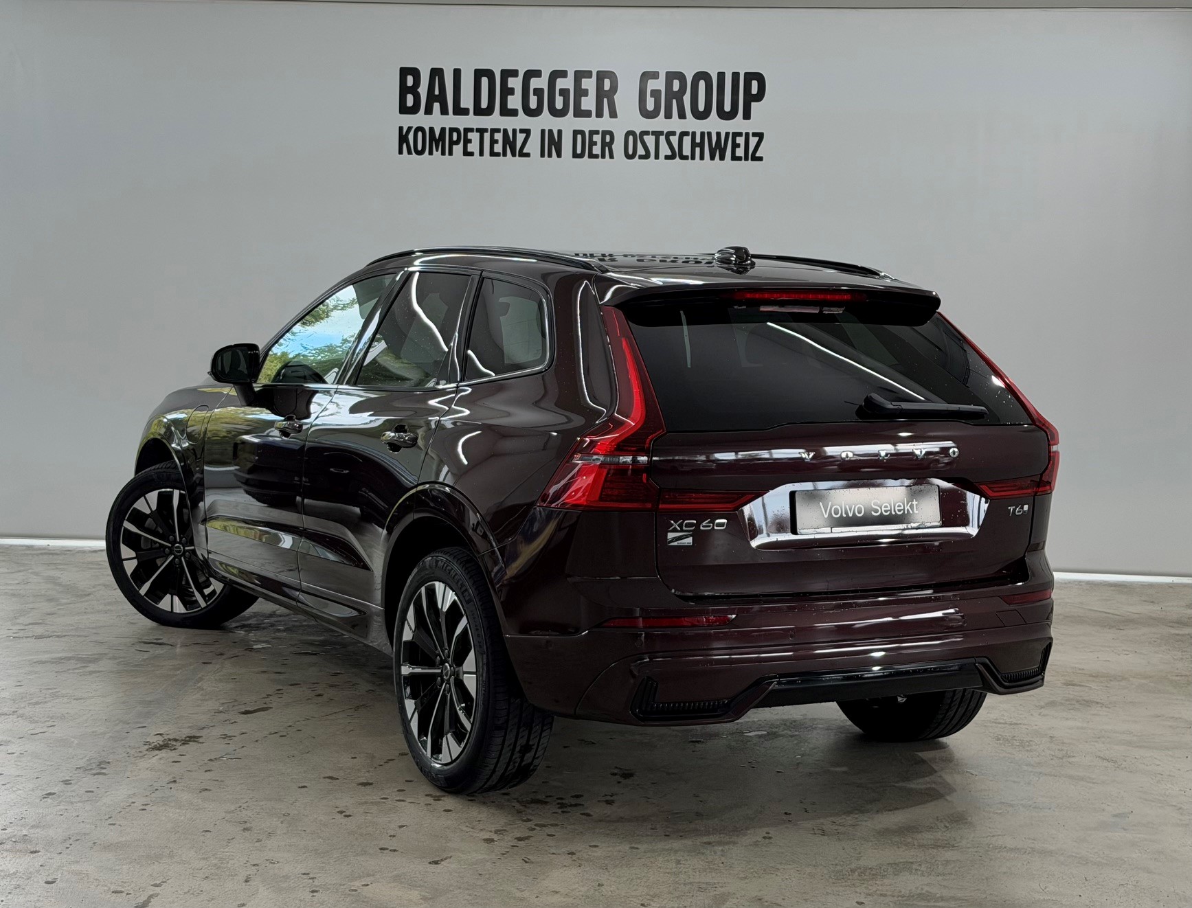 VOLVO XC60 2.0 T6 TE Ultra Dark eAWD-showroom-element-1