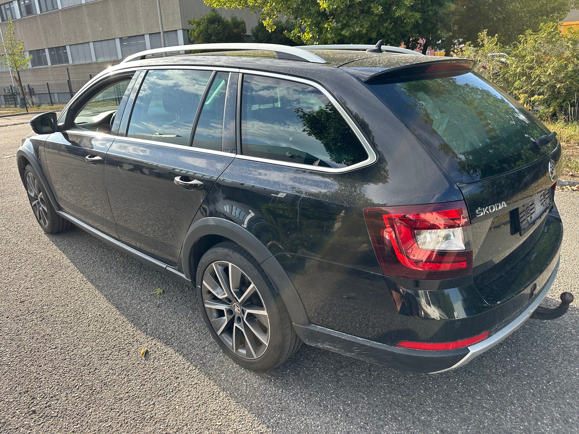 SKODA Octavia Combi 2.0 TDI Scout 4x4 DSG-image-4