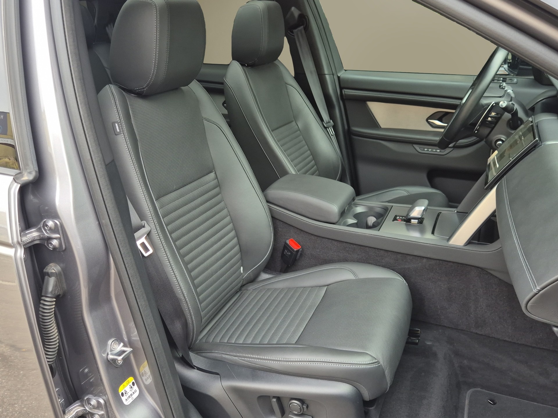 LAND ROVER Discovery Sport D200 2.0D TD4 MHEV HSE AT9-image-16