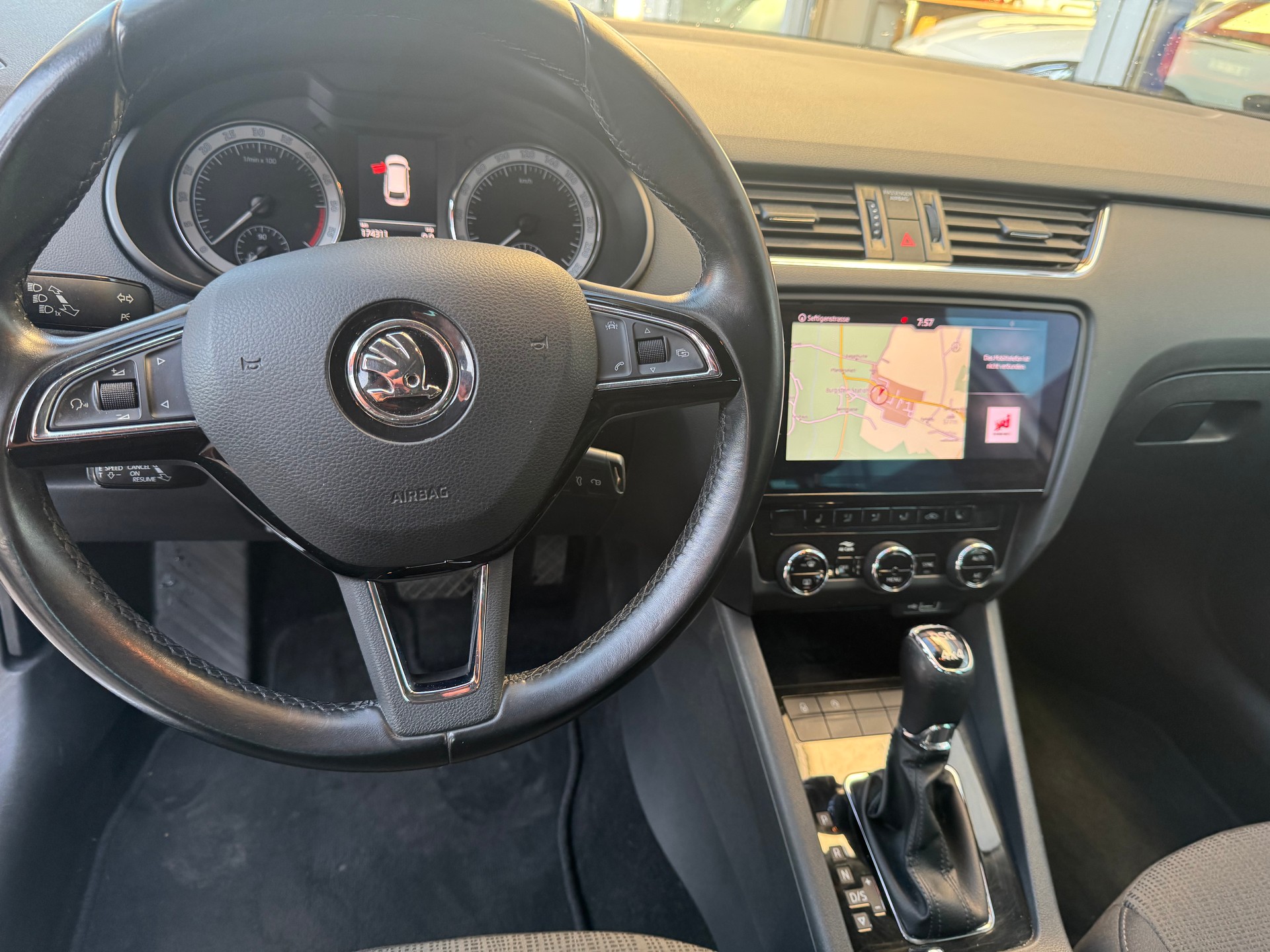 SKODA Octavia Combi 2.0 TDI Style 4x4-image-4