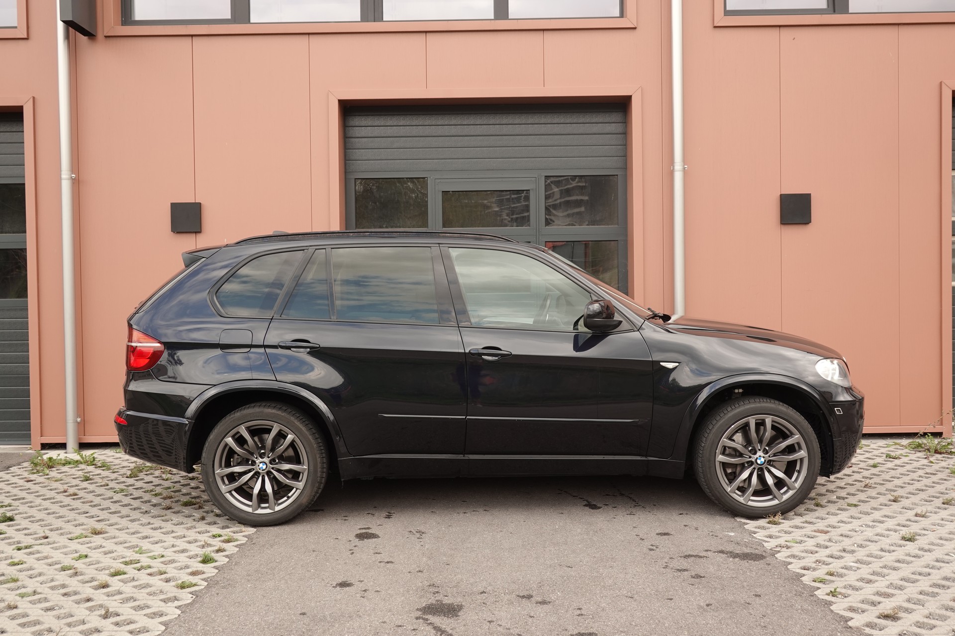 BMW X5 xDrive M50d "* CH Auto * Pack M * Caméra de Recul * Volant M * Sièges Sport Elect. Mém * Navigation Profess *"-showroom-element-3