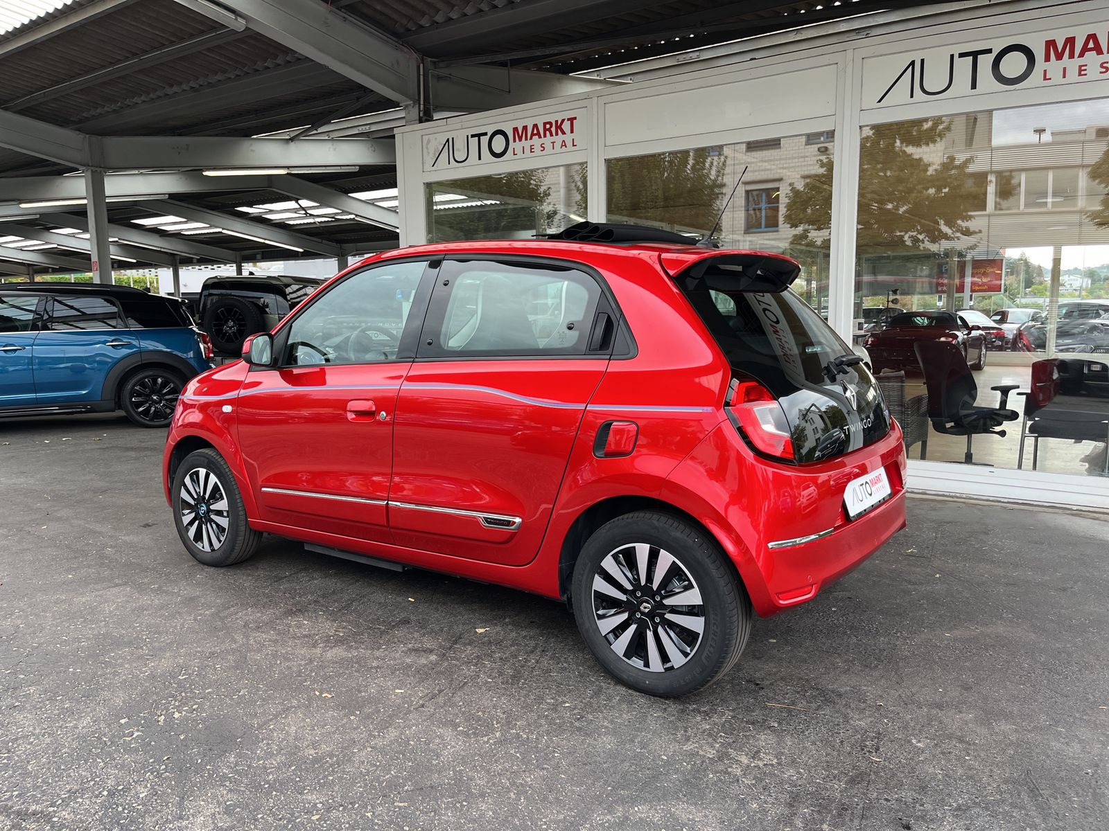 RENAULT Intens-showroom-element-1