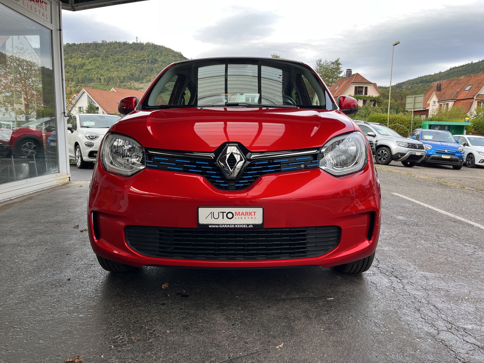 RENAULT Intens-showroom-element-3