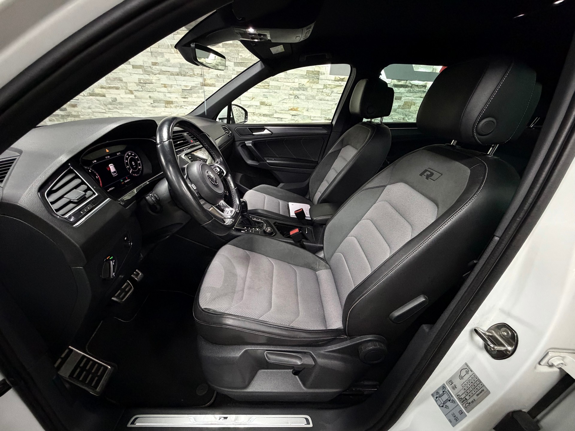 VW Tiguan 2.0 TDI SCR R-Line 4Motion DSG-image-13