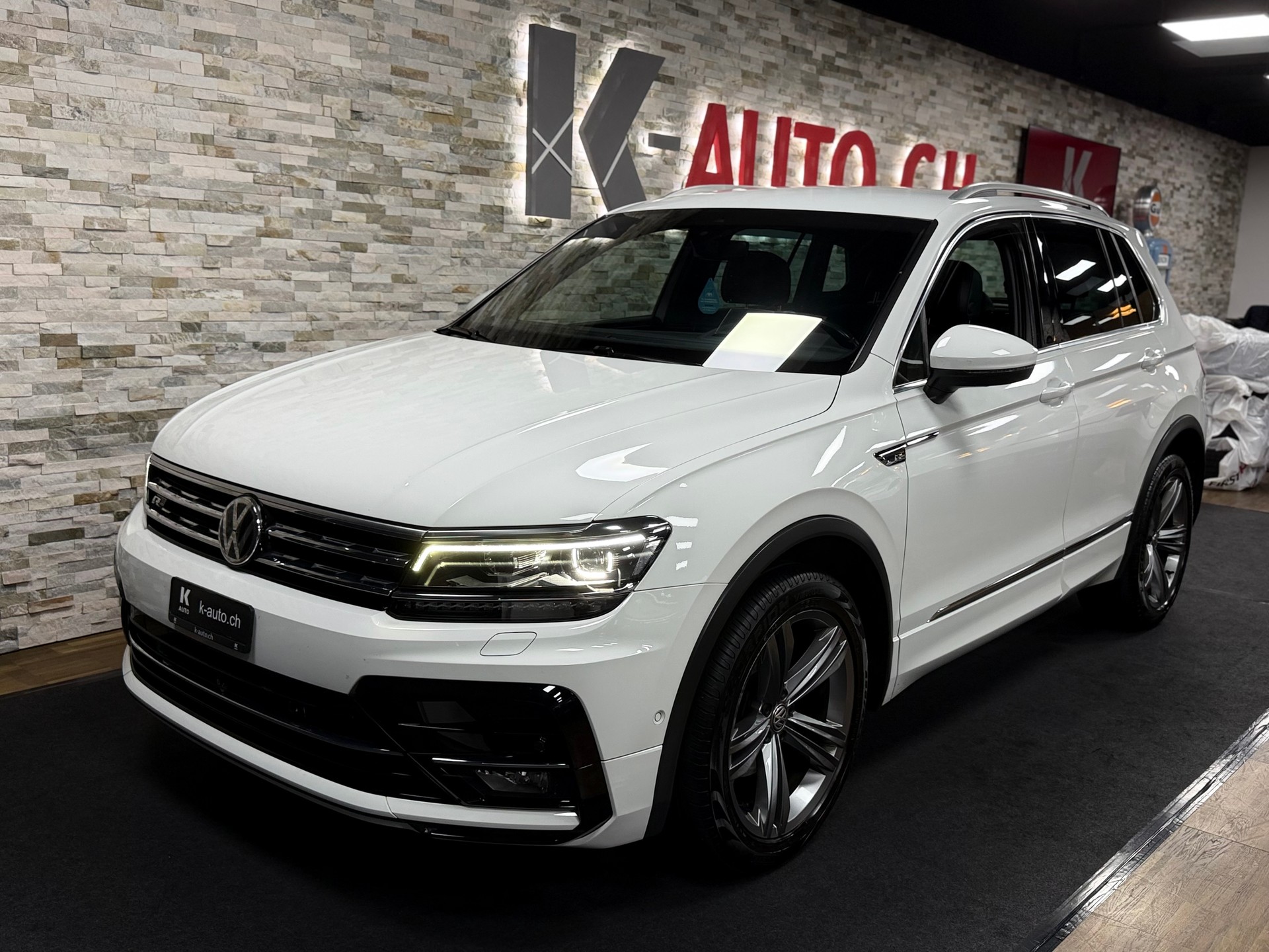 VW Tiguan 2.0 TDI SCR R-Line 4Motion DSG-showroom-element-1
