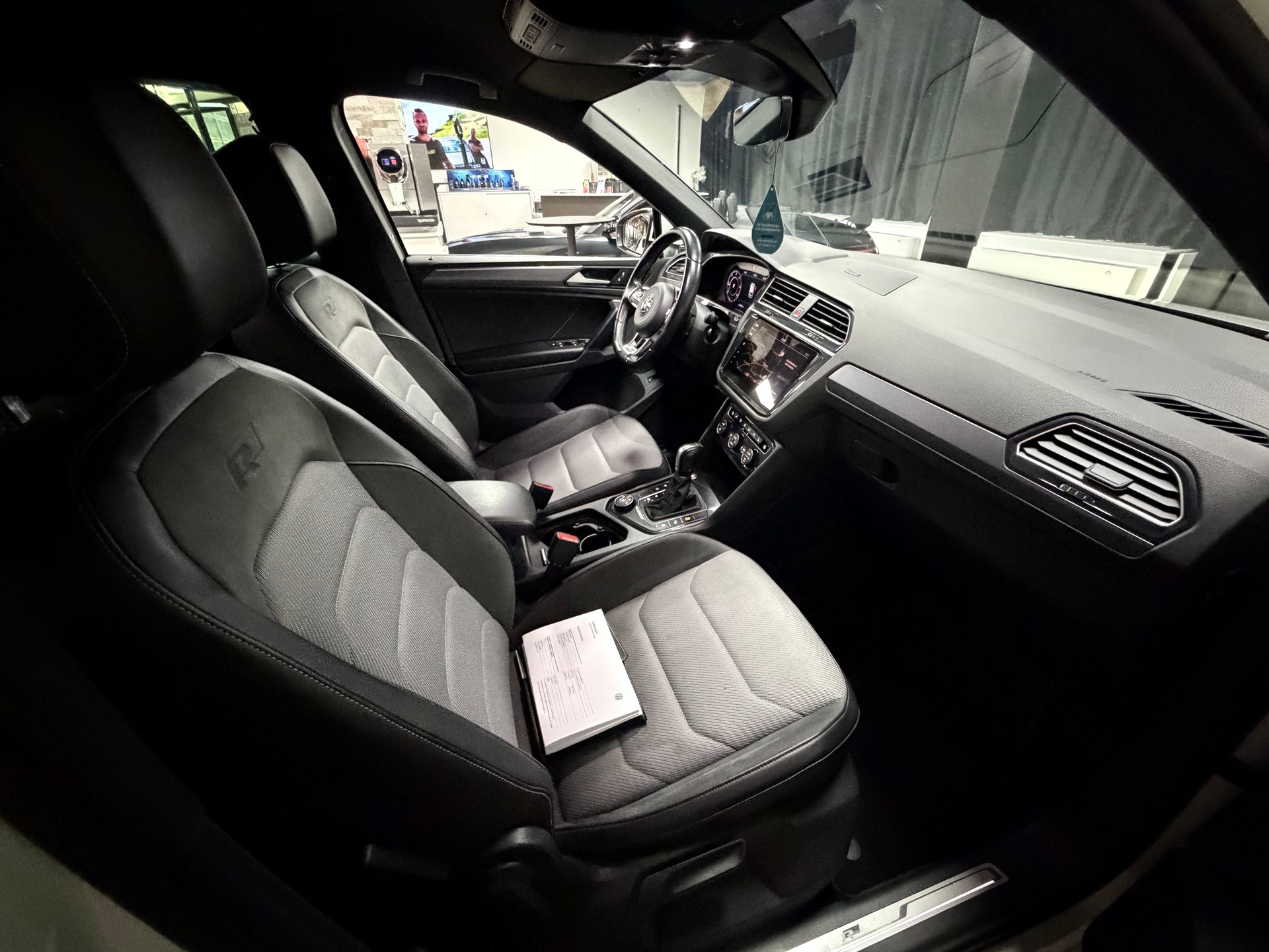 VW Tiguan 2.0 TDI SCR R-Line 4Motion DSG-image-28