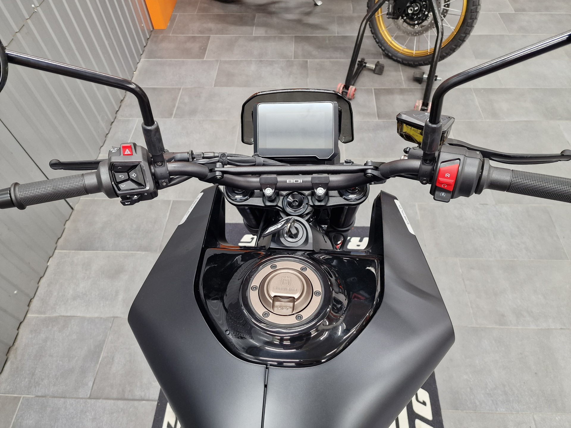 HUSQVARNA Svartpilen 801 L-image-4