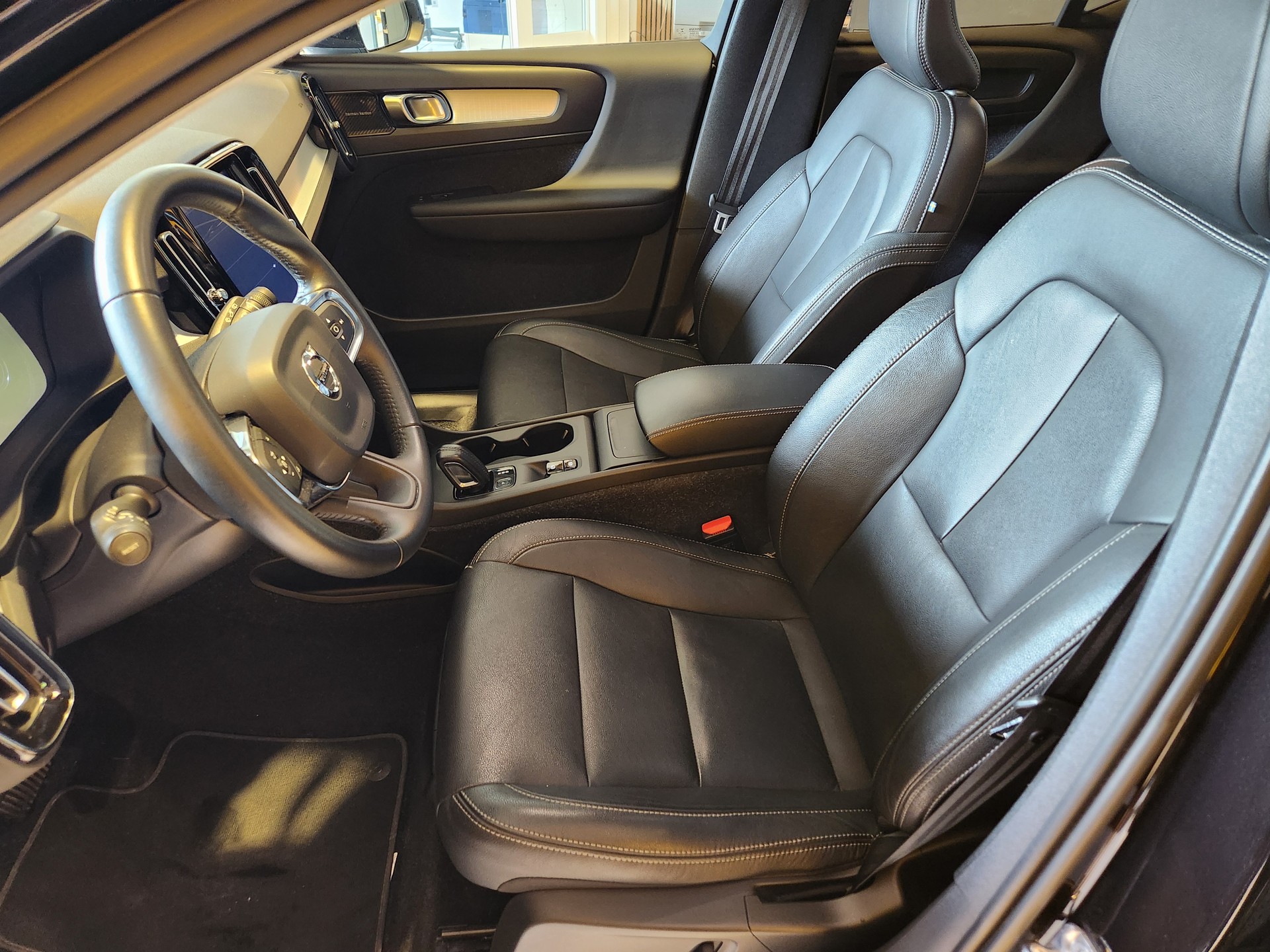 VOLVO XC40 D3 Momentum Geartronic !!TOP Auto!Frisch ab Service+MFK!Neue Winterreifen!-image-7