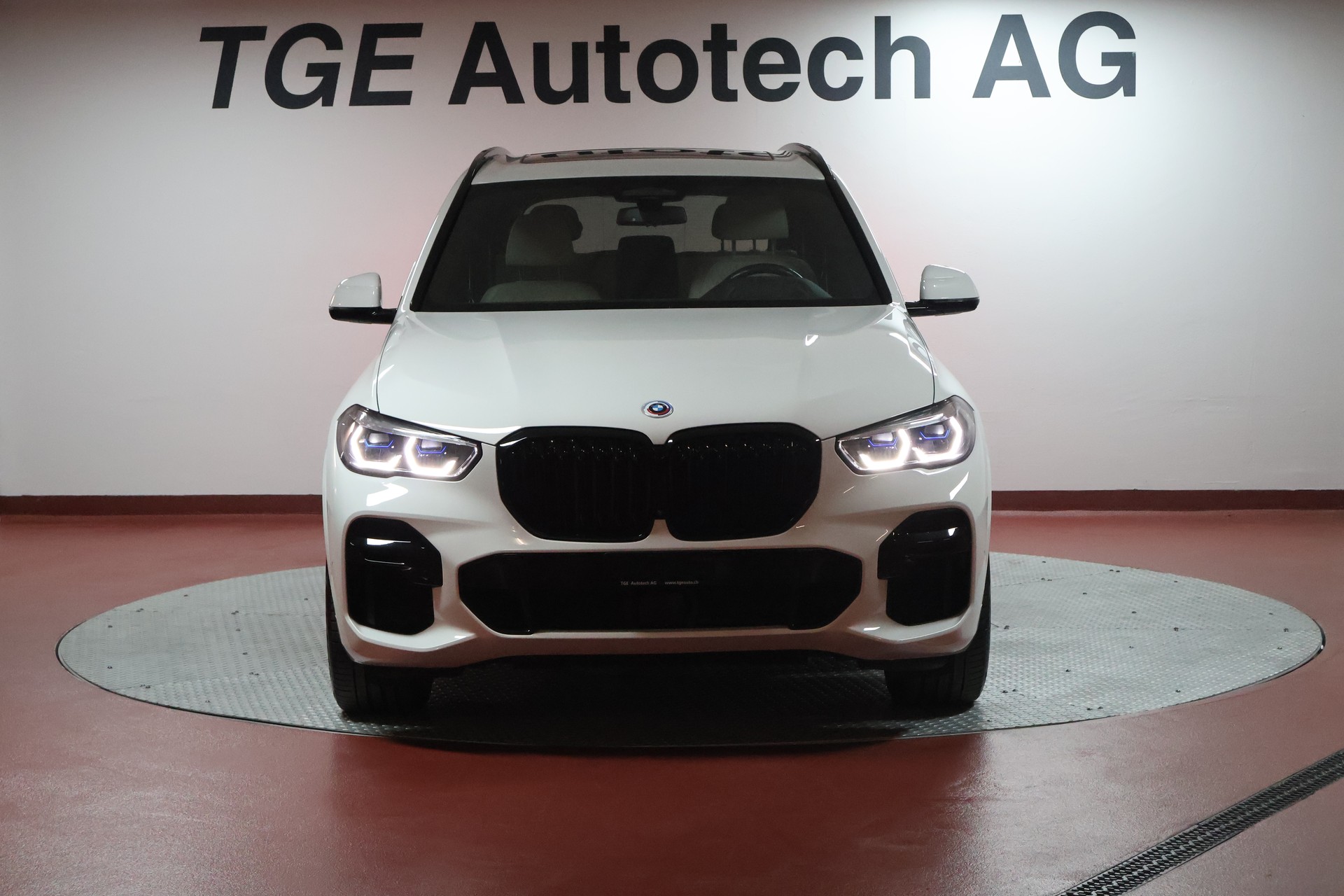 BMW X5 xDrive45e M Sport Steptronic-showroom-element-1