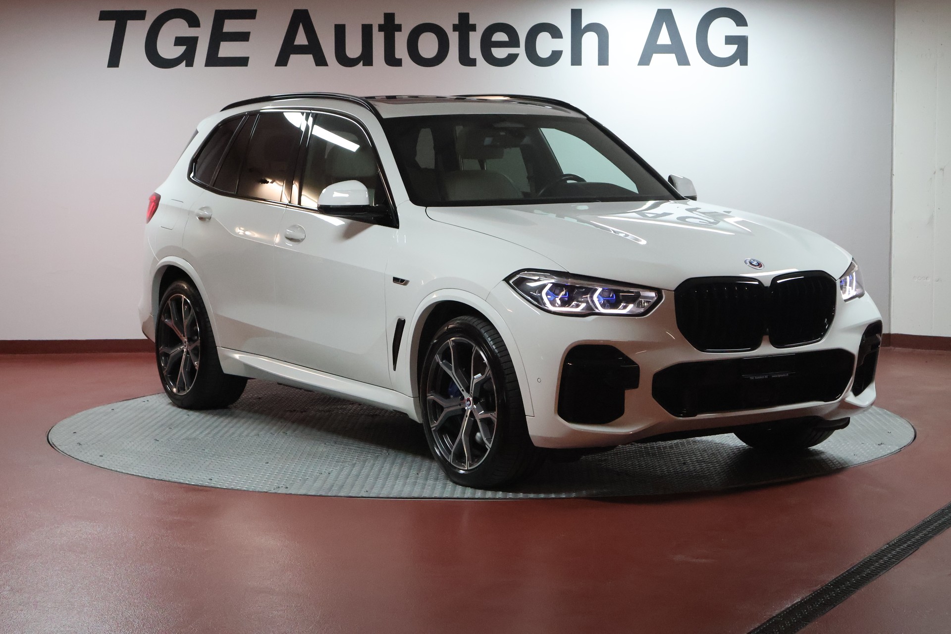 BMW X5 xDrive45e M Sport Steptronic-showroom-element-2