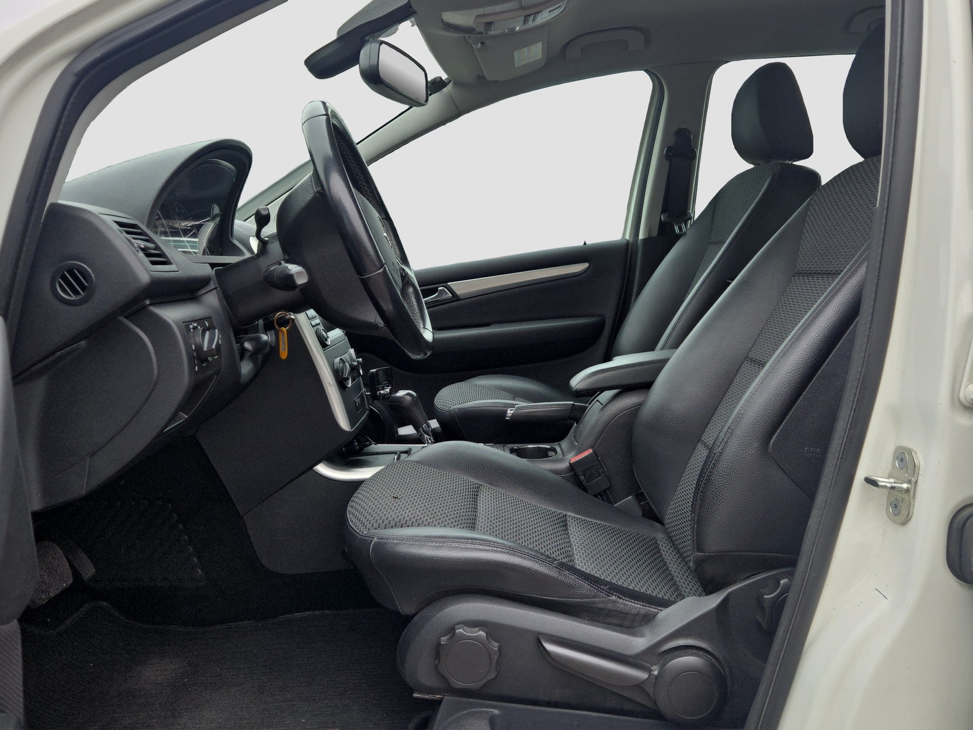 MERCEDES-BENZ A 180 Avantgarde Selection Autotronic-image-14
