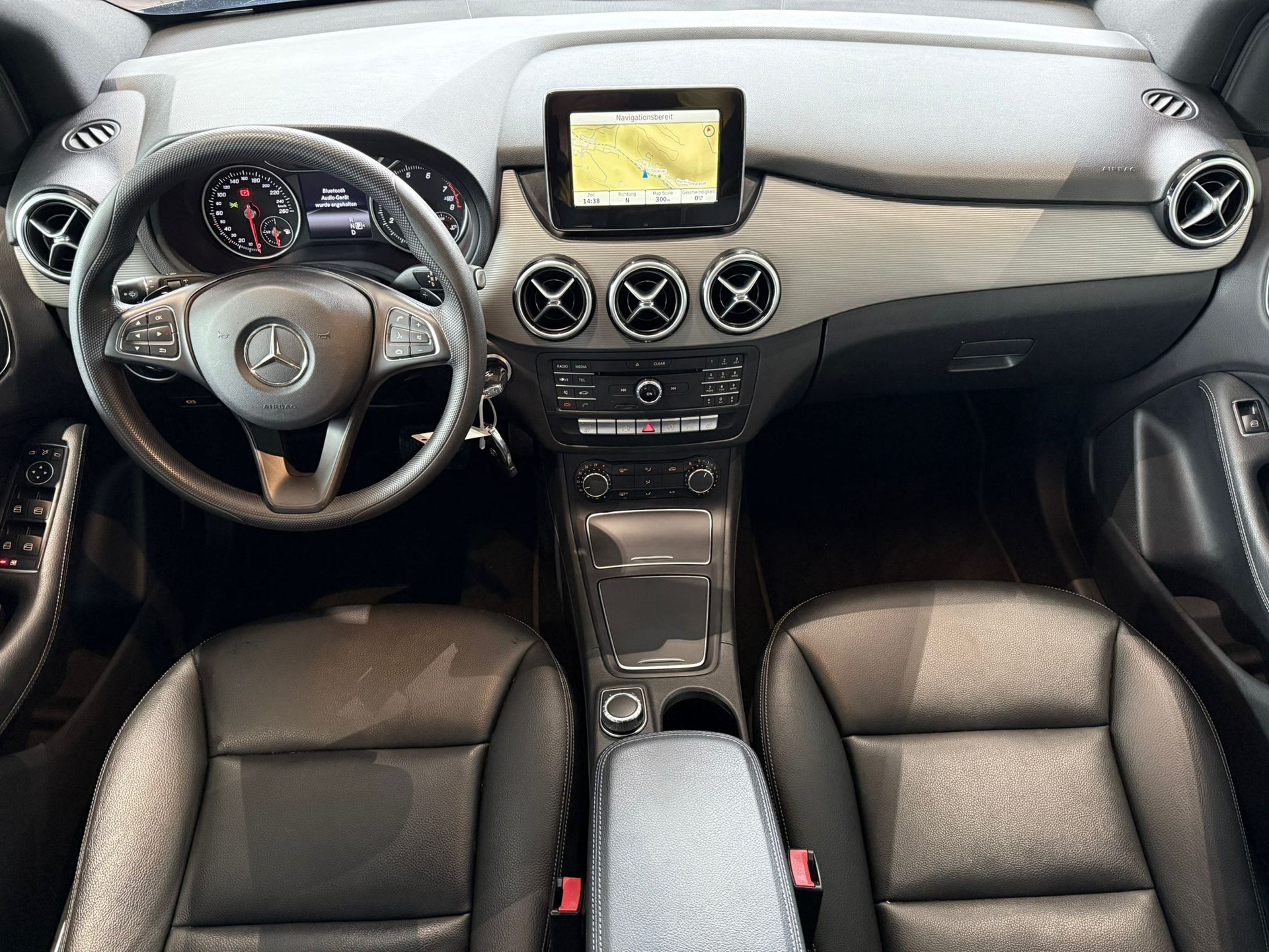 MERCEDES-BENZ B 180 Style 7G-DCT-image-9